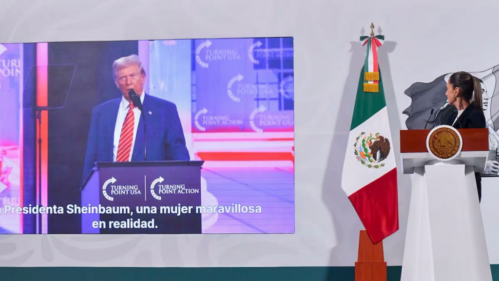 Claudia Sheinbaum muestra un video reciente de Donald Trump durante la conferencia matutina, en Ciudad de México. Foto: Cuartoscuro